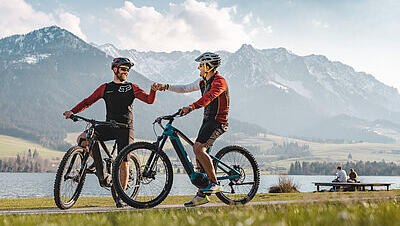 Bei einem Rad- und Mountainbike-Urlaub im Kaiserwinkl finden Sie sportliche Herausforderungen und traumhafte Natur. Bei einem Rad- und Mountainbike-Urlaub im Kaiserwinkl finden Sie sportliche Herausforderungen und traumhafte Natur.