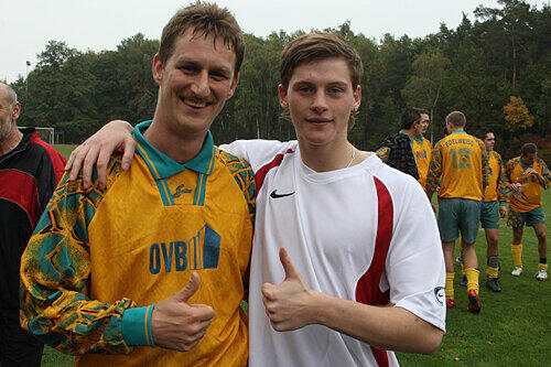 Daumen hoch. Roman (18, re.) und Polizist Bernd (33):
