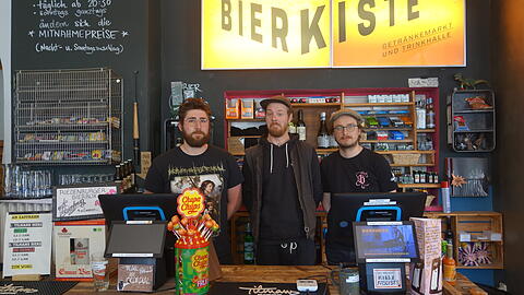 Langsamer Abschied: Roman Surkau (v.l.). Tilman Ludwig und Max Heisler in ihrer Bierkiste.