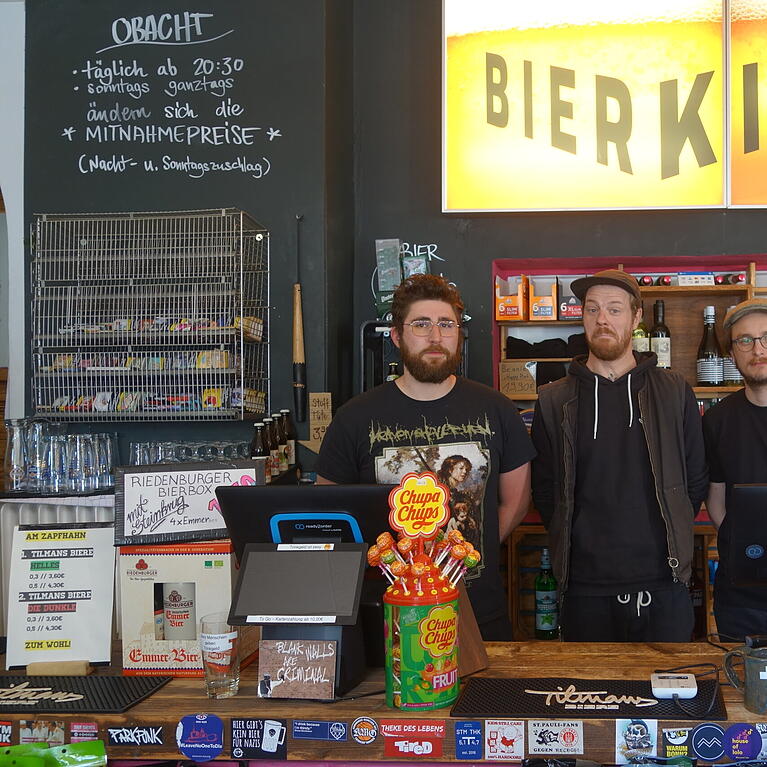 Langsamer Abschied: Roman Surkau (v.l.). Tilman Ludwig und Max Heisler in ihrer Bierkiste.