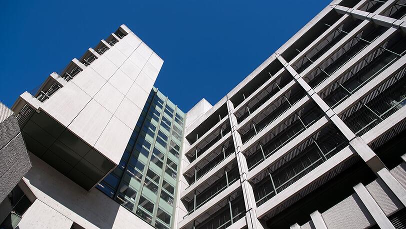 Ein katholischer Pfarrer soll sich vor mehreren Jahren an einer 18-Jährigen vergangen haben. Dafür muss er sich vor dem Münchner Amtsgericht verantworten.