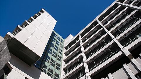 Ein katholischer Pfarrer soll sich vor mehreren Jahren an einer 18-Jährigen vergangen haben. Dafür muss er sich vor dem Münchner Amtsgericht verantworten.