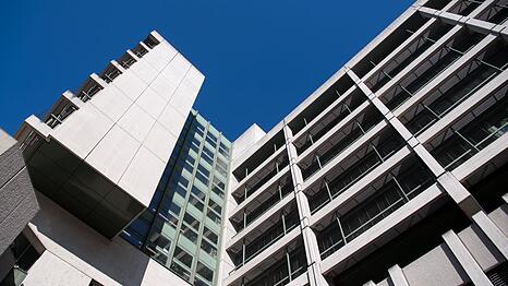 Ein katholischer Pfarrer soll sich vor mehreren Jahren an einer 18-Jährigen vergangen haben. Dafür muss er sich vor dem Münchner Amtsgericht verantworten.