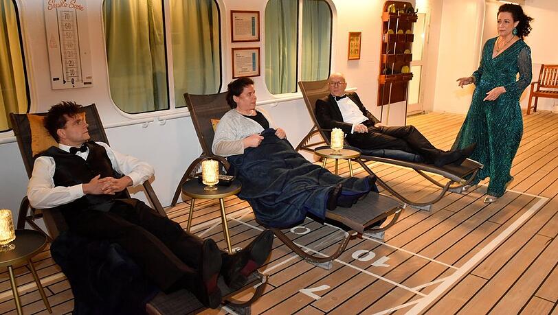 "Das Traumschiff: Afrika - Madikwe": Hanna Liebhold (Barbara Wussow, r.) ist besorgt: Was planen Emilia Gronewald (Nadine Wrietz), Oliver Stiller (G&ouml;tz Schubert) und Kellner Peter Keller (Lutz van der Horst, l.)?