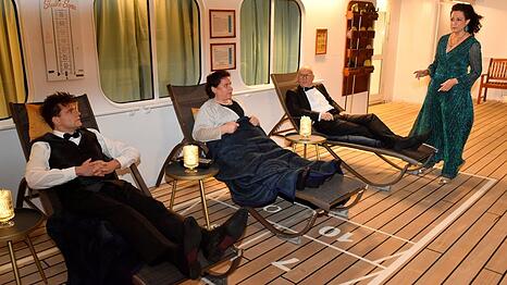 "Das Traumschiff: Afrika - Madikwe": Hanna Liebhold (Barbara Wussow, r.) ist besorgt: Was planen Emilia Gronewald (Nadine Wrietz), Oliver Stiller (G&ouml;tz Schubert) und Kellner Peter Keller (Lutz van der Horst, l.)?