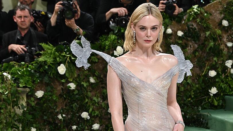Elle Fanning bei der Met Gala 2024, das Motto hieß damals "Sleeping Beauties". Elle Fanning bei der Met Gala 2024, das Motto hieß damals "Sleeping Beauties".