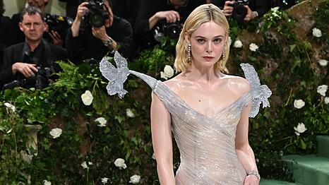Elle Fanning bei der Met Gala 2024, das Motto hie&szlig; damals "Sleeping Beauties".