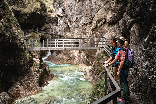 Malerisch: Durch die Almbachklamm bei Marktschellenberg f&uuml;hren zahlreiche Br&uuml;cken und Stege.