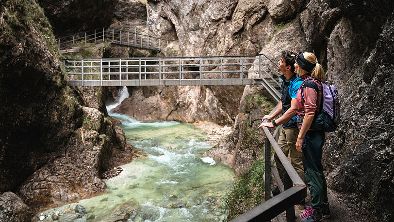 Malerisch: Durch die Almbachklamm bei Marktschellenberg f&uuml;hren zahlreiche Br&uuml;cken und Stege.