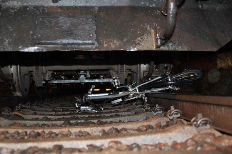 In Landkreis Altötting ist in der Nacht zum Donnerstag ein Unbekannter mit seinem Rad auf einem Bahnübergang vom Zug erfasst worden - die Person starb. Bilder vom Geschehen.
