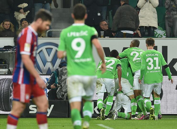 Xabi Alonso (l.) und der FC Bayern kassierten in Wolfsburg eine Klatsche.
