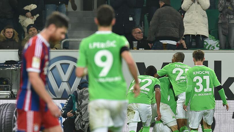 Xabi Alonso (l.) und der FC Bayern kassierten in Wolfsburg eine Klatsche. Xabi Alonso (l.) und der FC Bayern kassierten in Wolfsburg eine Klatsche.