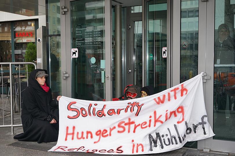 Aktivisten haben sich an die Eingangstür des KVR gekettet und fordern die Freilassung aller Abschiebehäftlinge.