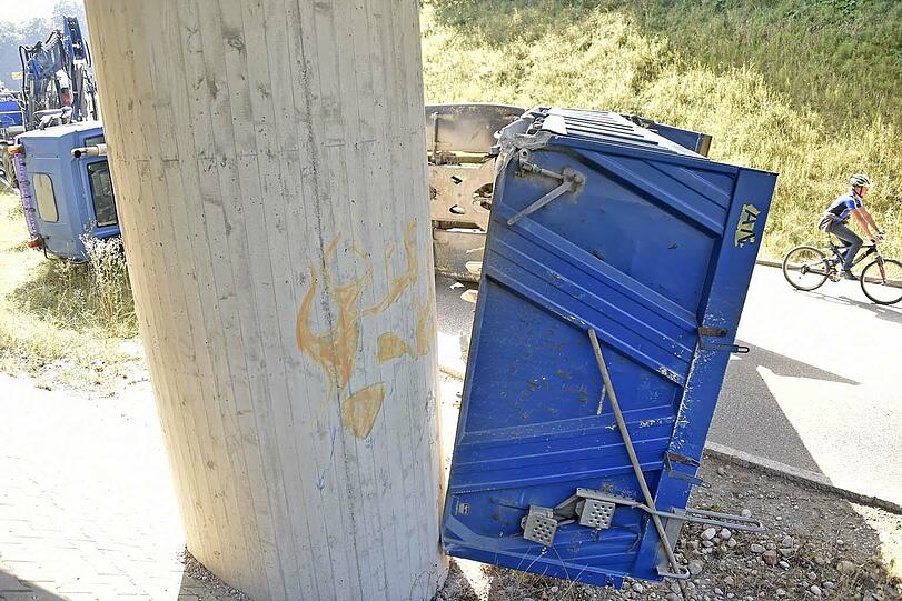 Der Kieslaster blieb an der Brücke hängen. Der Fahrer hatte vergessen, die Laderampe wieder einzufahren.