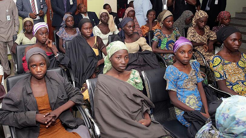 Christliche Mädchen aus Chibok, die nach drei Jahren aus der Hand der islamistischen Boko Haram befreit worden waren. Die Extremisten terrorisieren seit 2009 den Nordosten Nigerias.