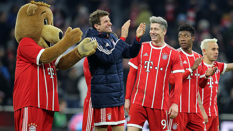Gelungenes Comeback: Thomas Müller (M.) ist nach seiner langen Verletzungspause gleich wieder ein entscheidender Faktor für den Bayern-Sieg gegen Hannover 96.