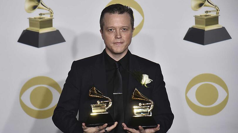 Jason Isbell mit den Awards für "best American roots son" und "best Americana album".