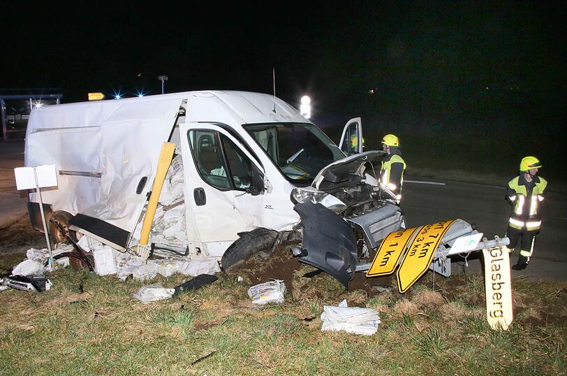 Zu dem Unfall wurden der Rettungsdienst aus Haag sowie die Feuerwehren aus Lengmoos und Gars am Inn gerufen. Den Gesamtschaden schätzt die Polizei auf knapp 35.000 Euro.