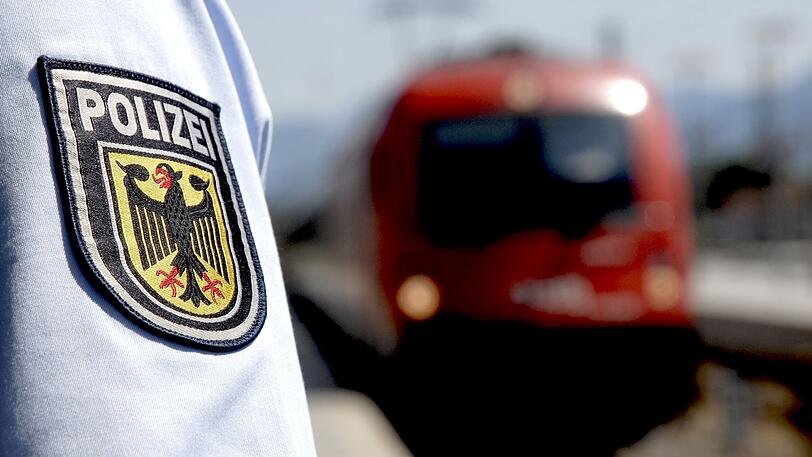 Die Bundespolizei bekam es mit einem besonders streitsüchtigen Pärchen zu tun, das in einem Regionalzug randalierte. (Symbolbild)
