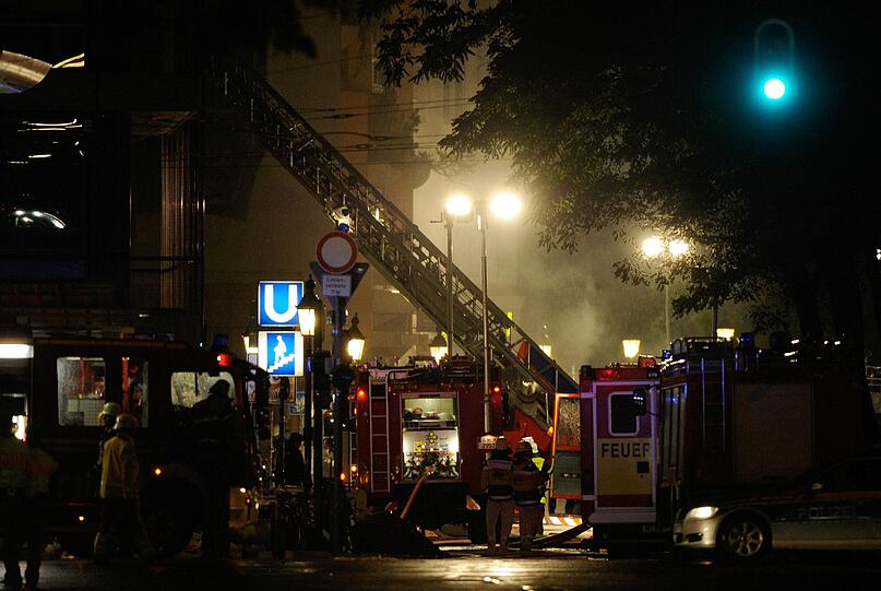 Nach der Explosion der Schwabinger Bombe: Die Feuerwehr in der Feilitzschstraße.