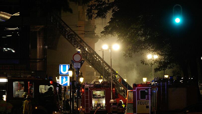 Nach der Explosion der Schwabinger Bombe: Die Feuerwehr in der Feilitzschstraße. Nach der Explosion der Schwabinger Bombe: Die Feuerwehr in der Feilitzschstraße.