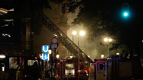 Nach der Explosion der Schwabinger Bombe: Die Feuerwehr in der Feilitzschstraße.