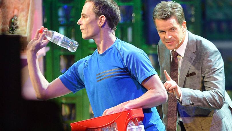 Moderator Markus Lanz (re.) mit Wettkandidat Rene Alberts während der Ausführung seiner Wette bei "Wetten, dass..?" in der dm-Arena in Karlsruhe. Moderator Markus Lanz (re.) mit Wettkandidat Rene Alberts während der Ausführung seiner Wette bei "Wetten, dass..?" in der dm-Arena in Karlsruhe.