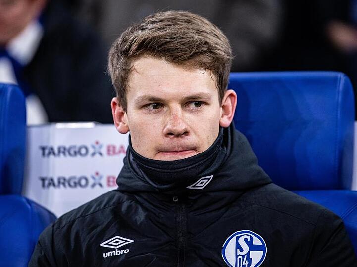 Alexander Nübel sitzt vor dem Spiel auf der Ersatzbank. Foto: Guido Kirchner/dpa/Archivbild