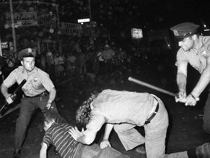 Polizeibeamte gehen 1970 mit Schlagstöcken nach einem Gay-Power-Marsch in New York gegen junge Männer vor.
