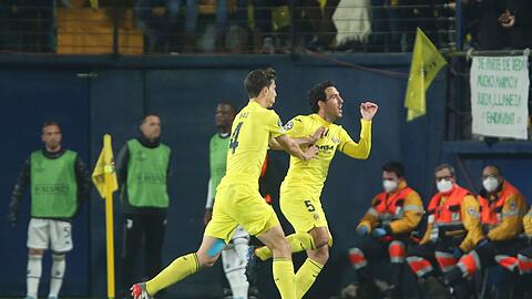 Dani Parejo (r) vom FC Villarreal jubelt über sein Tor zum 1:1 gegen Juventus Turin.