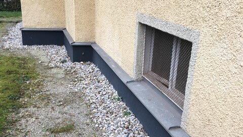 Aus vormals kleinen Kellerfenstern über dem Boden...