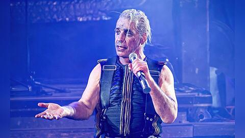 Rammstein-Sänger Till Lindemann auf der Bühne.