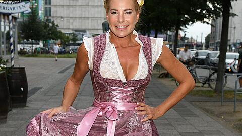 Giulia Siegel im Dirndl