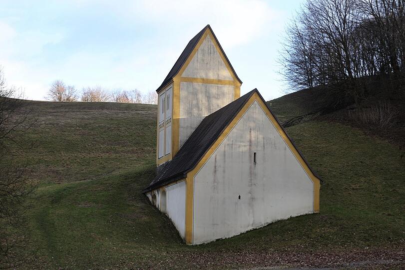 Das Fröttmaninger Kircherl als (halb versunkenes) Kunstwerk.