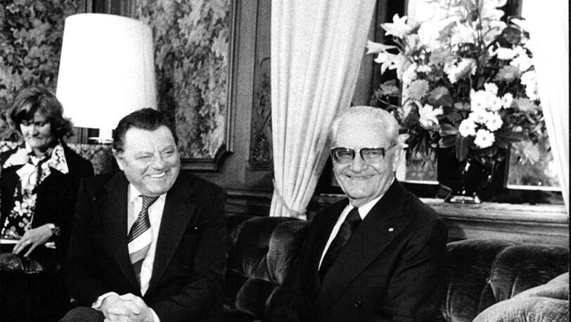 Der damalige CSU-Vorsitzende Franz Josef Strauß (l.) trifft 1978 den brasilianischen Präsidenten Ernesto Geisel auf Schloss Gymnich bei Köln, damals Gästehaus der Bundesregierung. Geisel war Präsident während der Militärdiktatur in Brasilien.