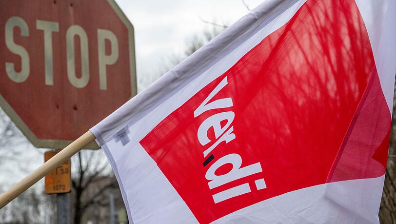 Ein erneuter Warnstreik im Nahverkehr betrifft am Freitag in Augsburg auch Tausende Fu&szlig;ball- und Eishockey-Fans. (Archivbild)