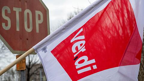Ein erneuter Warnstreik im Nahverkehr betrifft am Freitag in Augsburg auch Tausende Fu&szlig;ball- und Eishockey-Fans. (Archivbild)