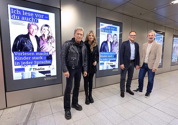 Wollen mit ihrer Kampagne zum (Vor-)lesen animieren (v. l.): Peter Maffay und Hendrikje Balsmeyer, Thomas Rathnow (Stiftung Lesen) und Stefan Helbig (Gesch&auml;ftsf&uuml;hrer der Str&ouml;er Deutsche St&auml;dte Medien GmbH).