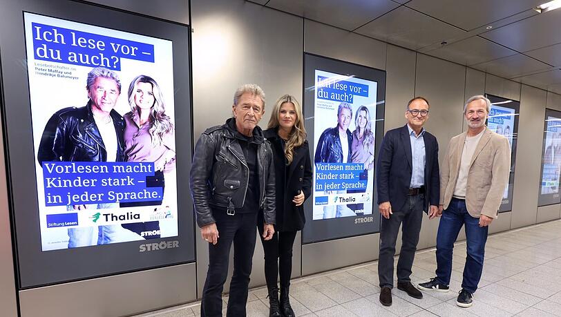 Wollen mit ihrer Kampagne zum (Vor-)lesen animieren (v. l.): Peter Maffay und Hendrikje Balsmeyer, Thomas Rathnow (Stiftung Lesen) und Stefan Helbig (Geschäftsführer der Ströer Deutsche Städte Medien GmbH). Wollen mit ihrer Kampagne zum (Vor-)lesen animieren (v. l.): Peter Maffay und Hendrikje Balsmeyer, Thomas Rathnow (Stiftung Lesen) und Stefan Helbig (Geschäftsführer der Ströer Deutsche Städte Medien GmbH).