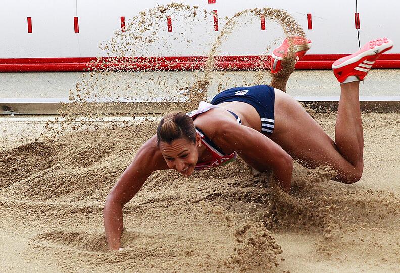 Hoppla, das war fast ein Überschlag: Jessica Ennis aus Großbritannien.