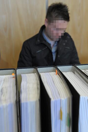 Der wegen Totschlags angeklagte Jerry J. steht in Coburg vor Gericht. Dem Angeklagten wird vorgeworfen, im April 2011 dem 16 Jahre alten Mädchen mit Messerstichen und Hammerschlägen tödliche Verletzungen zugefügt zu haben. Die Bilder.