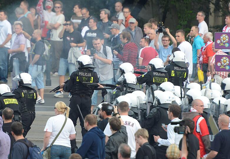 184 Verhaftete und 15 Verletzte bei den brutalen Krawallen zwischen polnischen und russischen Hooligans. Den Gewalttätern wird sofort der Prozess gemacht, am Donnerstag gibt&rsquo;s die ersten Urteile.