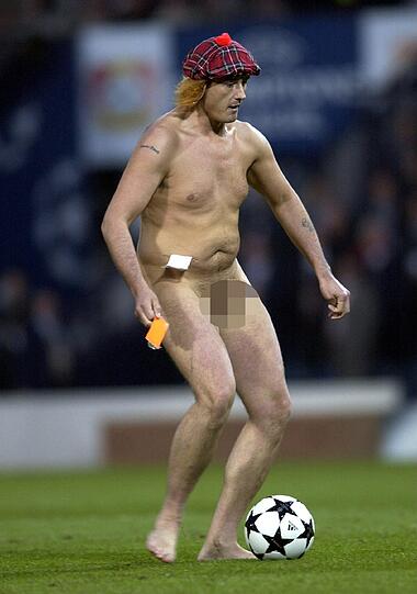 Dieser Mann rannte mit Schottenrock aufs Feld, entschied sich aber dann doch für die ganz nackte Variante.