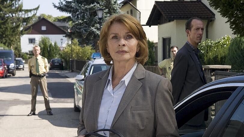 Dr. Eva Maria Prohacek (Senta Berger) und André Langner (Rudolf Krause, re.) sind entsetzt: Vor dem Haus eines entlassenen Sexualstraftäters kommt es immer wieder zu gewalttätigen Übergriffen Dr. Eva Maria Prohacek (Senta Berger) und André Langner (Rudolf Krause, re.) sind entsetzt: Vor dem Haus eines entlassenen Sexualstraftäters kommt es immer wieder zu gewalttätigen Übergriffen