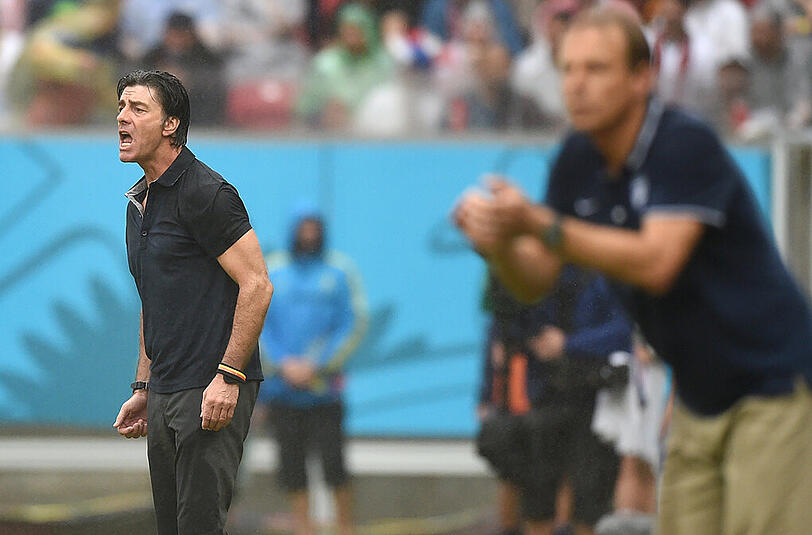 Es war das Duell der Freunde - und beide schafften es ins Achtelfinale der WM: Jogi Löw (l.) und Jürgen Klinsmann.