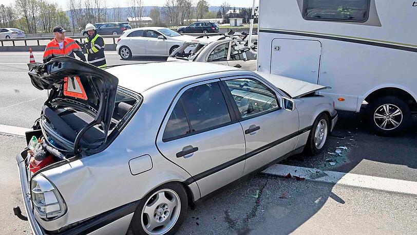An einem Stauende kollidierten zwei Pkw und ein Wohnmobil.