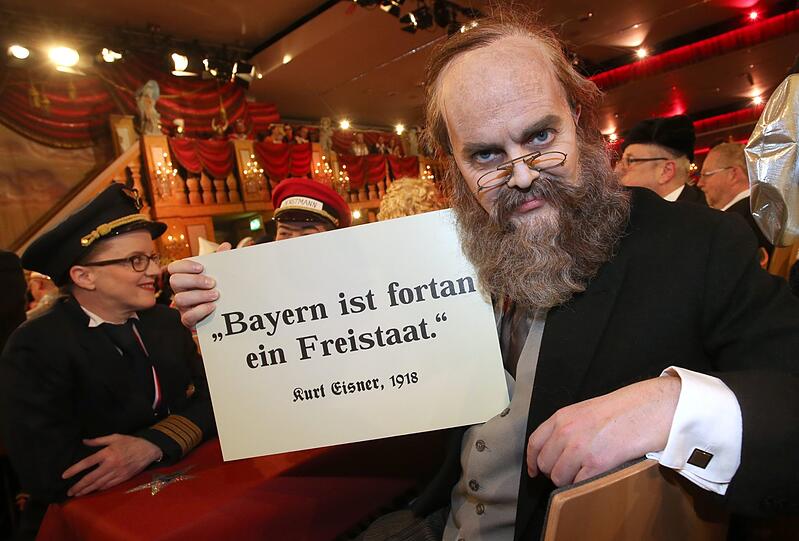 SPD-Fraktionsvorsitzender Markus Rinderspacher verkleidete sich als Kurt Eisner und ruft Bayern nochmals zum Freistaat aus.