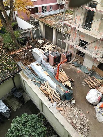 Ist dieser 80 Jahre alten Ahorn in der Ysenburgstraße 18 noch zu retten? Das neue Haus, das im Innenhof entsteht, rückt gefährlich nah.