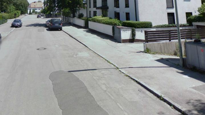 Hoffentlich hatten die Fahrzeuge von Google Street View gute Stoßstämpfer. In der Bruggspergerstraße ist das zumindest vorteilhaft. Hoffentlich hatten die Fahrzeuge von Google Street View gute Stoßstämpfer. In der Bruggspergerstraße ist das zumindest vorteilhaft.