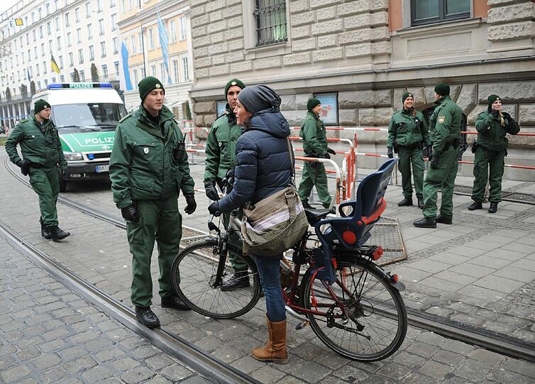 Sicherheitskoferenz: Hunde schnüffeln an den Gullis, die Polizei filzt den Bereich um den Bayerischen Hof. Die Bilder aus der Münchner City...